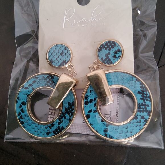 Women's Faux Leather Gold Tone Dangle Earrings in Turquoise Snake Print - Picture 6 of 7